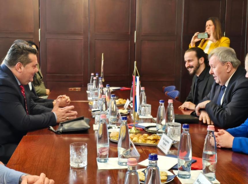 Делегација Народне скупштине Републике Српске разговарала са замјеником предсједника Самоуправе Срба у Мађарској, уручила књиге српској Гимназији у Будимешти