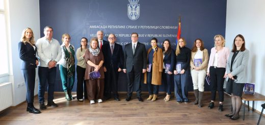 Кокановић уручио донацију књига наставницама Српске допунске школе у Љубљани