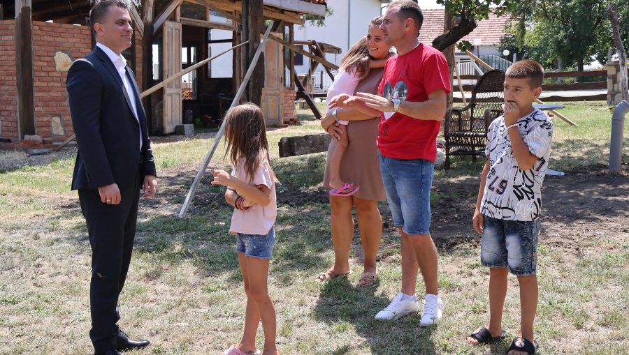 Милићевић у посјети породицама које су се вратиле у Србију из дијаспоре