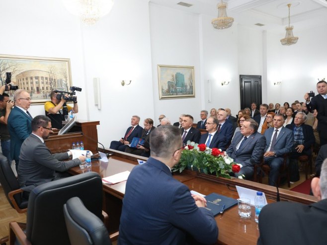 Манифестација „Од знања ћуприја“ – присуствовали Минић, Мацут и Додик; Знање повезује Српску и Србију